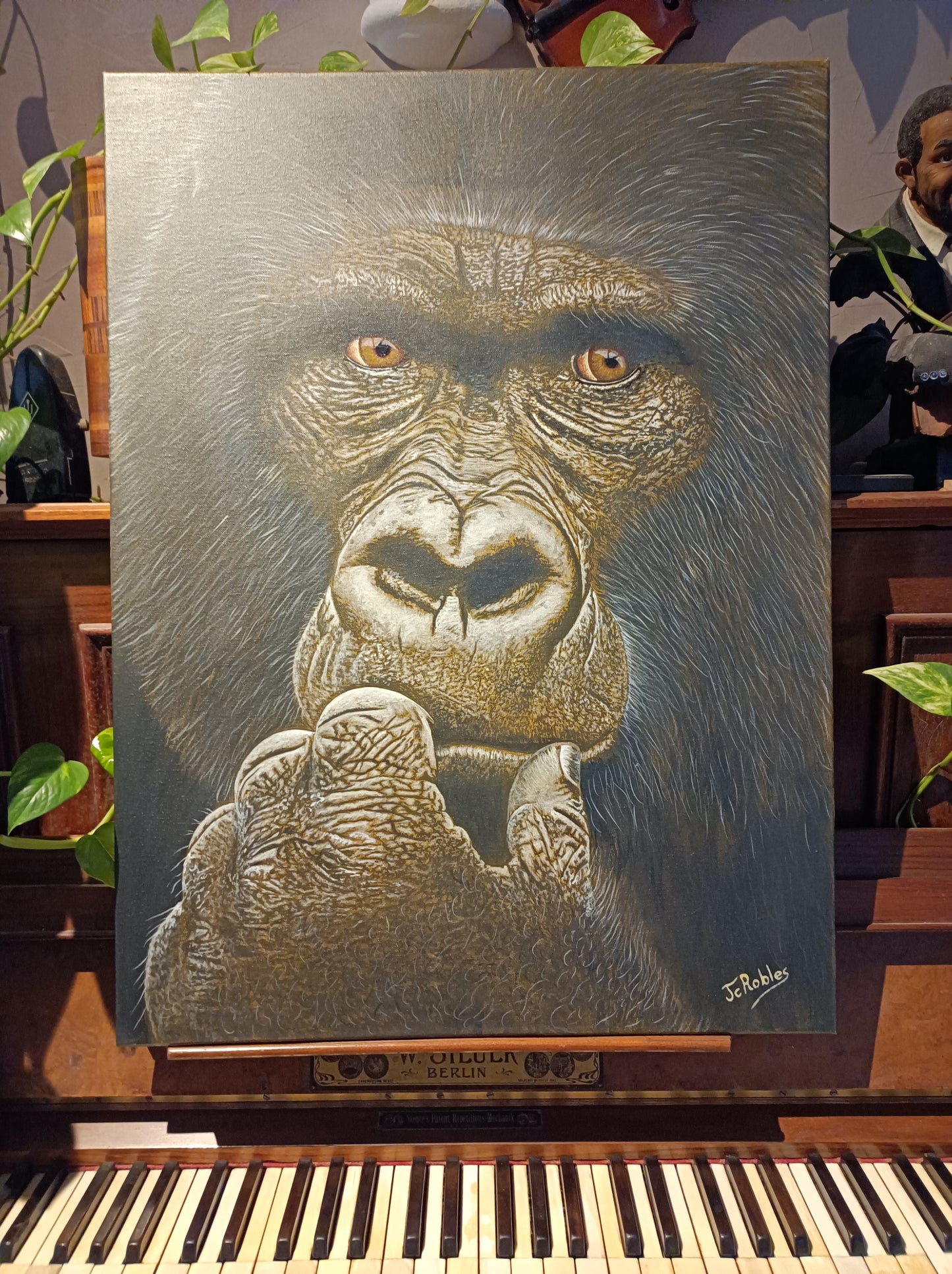 - Un gorille ému devant une œuvre d'art …