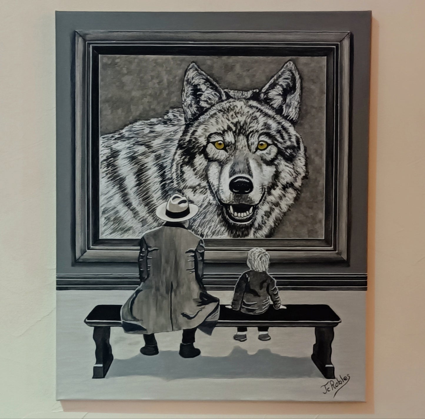 Un homme et son petit fils admirent dans une exposition un tableau représentant un loup.