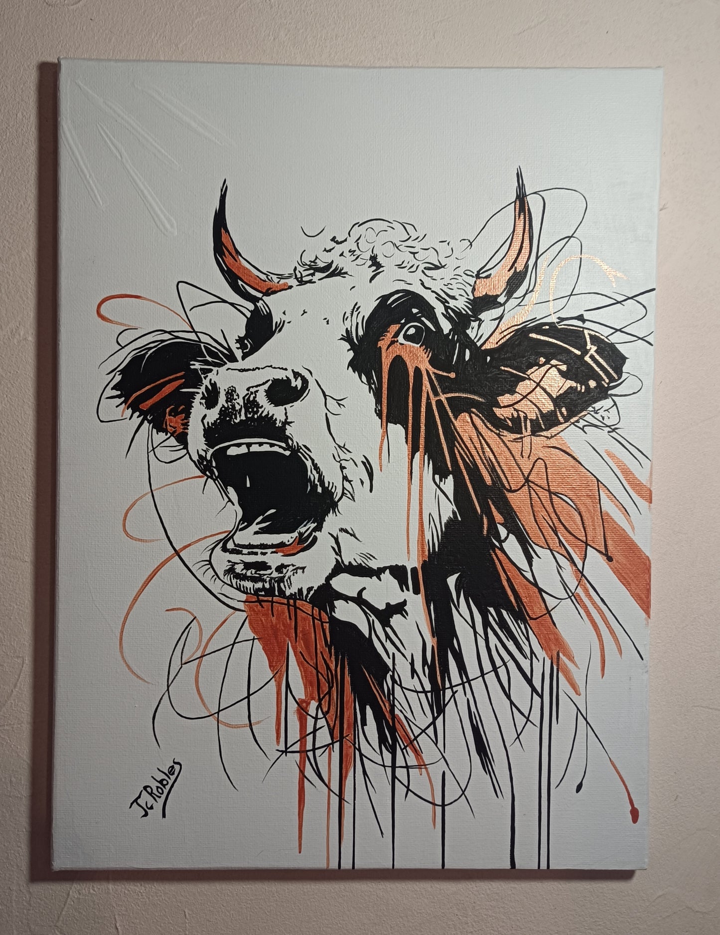 - Une œuvre originale représentant une vache, peinture sur fond travaillé au couteau.
