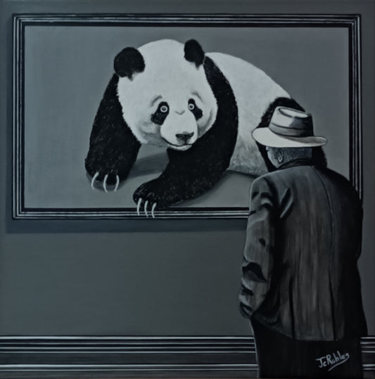 Un homme regarde dans une exposition un tableau représentant un panda.