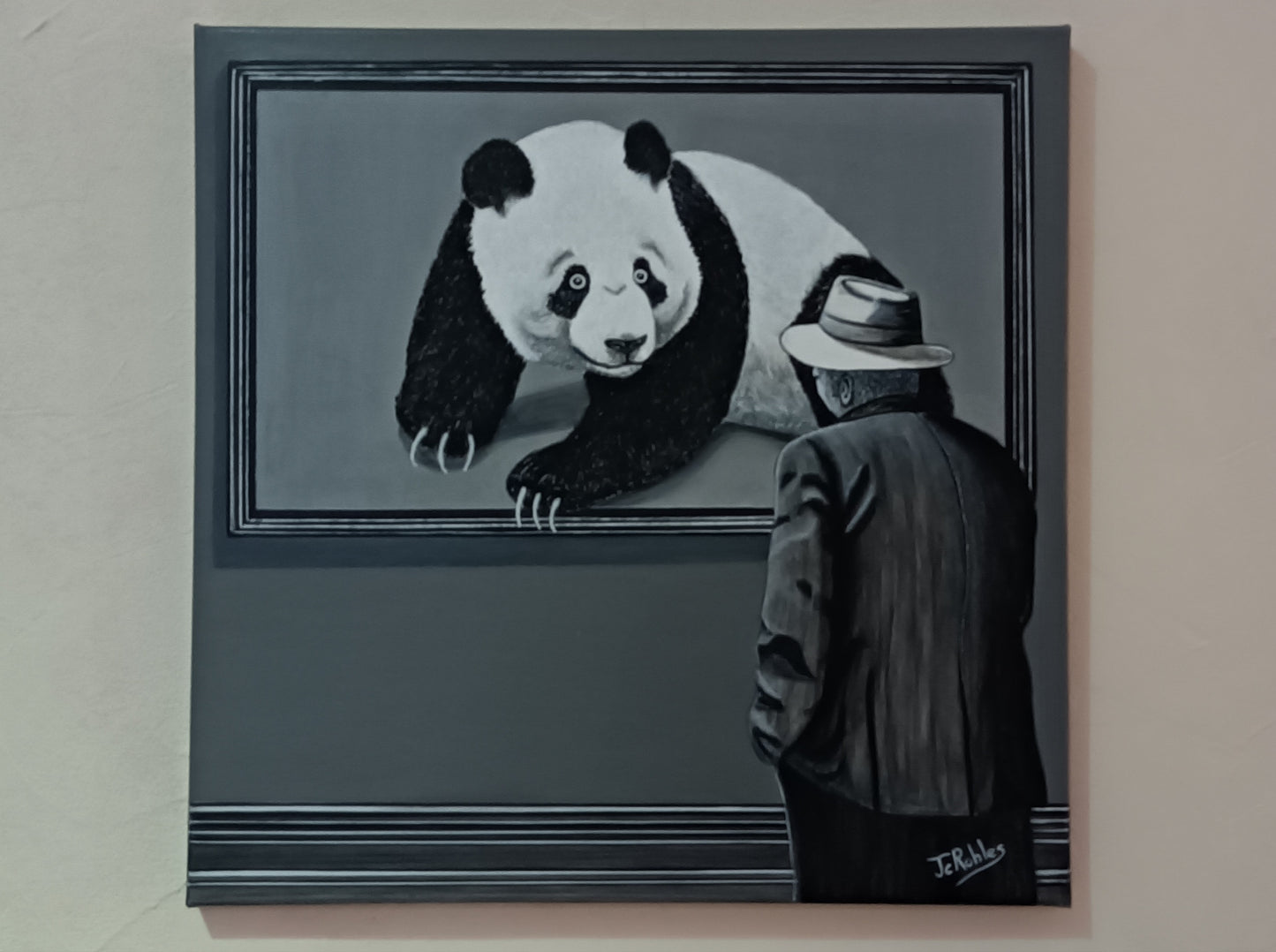 Un homme regarde dans une exposition un tableau représentant un panda.